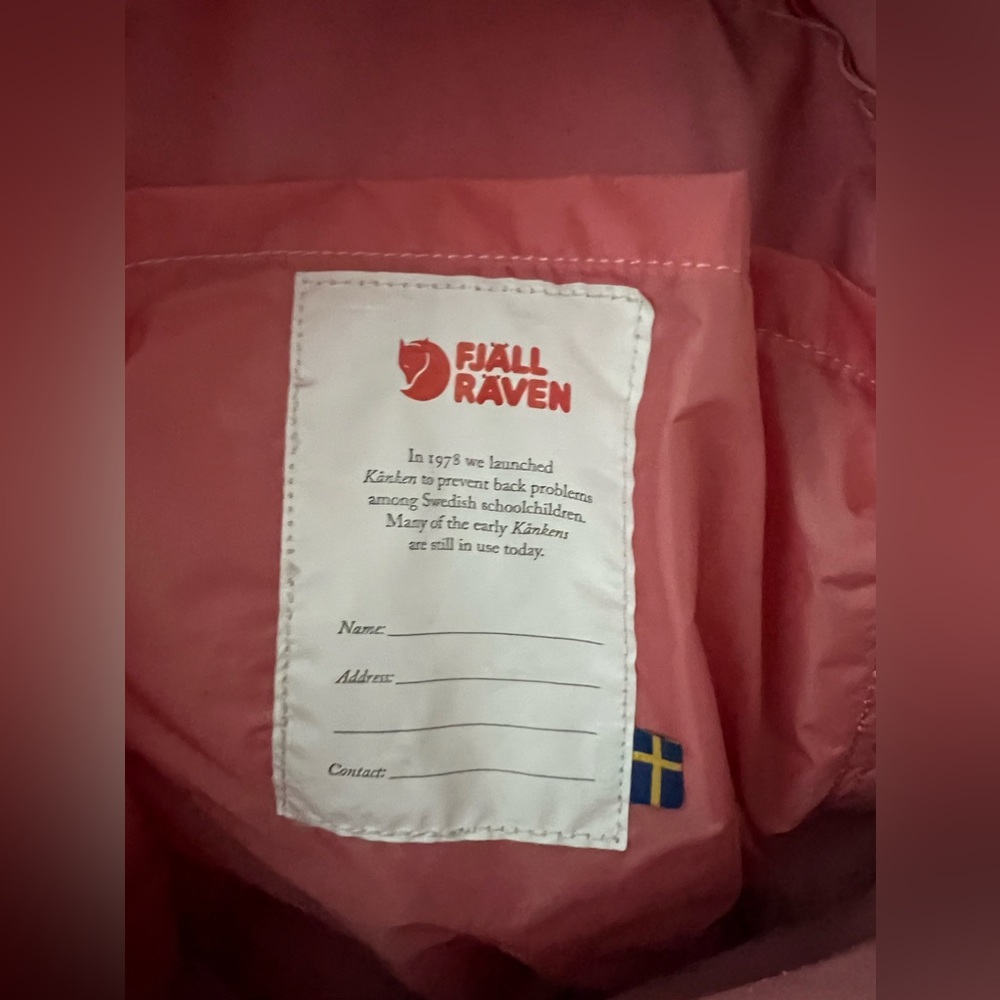 Pink fjallraven kanken with yellow and blue accent straps